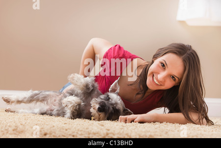 USA, Utah, Lehi, junge Frau spielt mit schnauzer Stockfoto