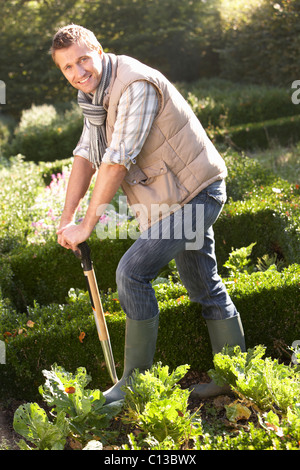 Junger Mann im Garten arbeiten Stockfoto