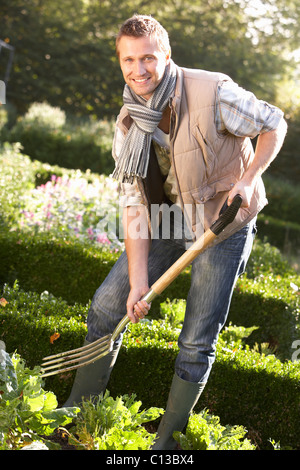 Junger Mann im Garten arbeiten Stockfoto