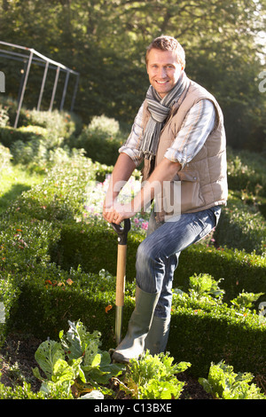 Junger Mann im Garten arbeiten Stockfoto