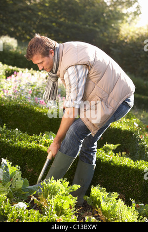 Junger Mann im Garten arbeiten Stockfoto