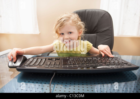 USA, Utah, Lehi, Mädchen (2-3) spielen auf computer Stockfoto