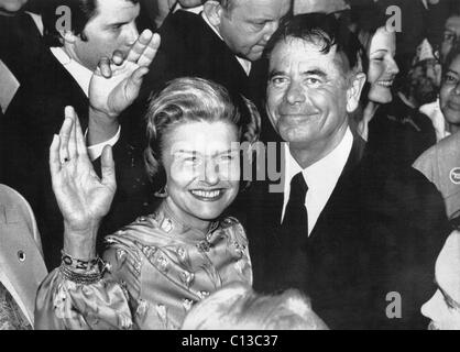 First Lady Betty Ford und Schauspieler Glenn Ford Welle auf das Publikum auf einer "Frauen beteiligt" Kundgebung während Mrs Ford dreitägigen Kampagne schwingen durch Southern California, Los Angeles, 10. März 1976 Stockfoto