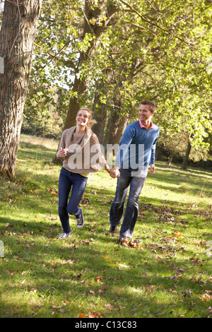 Junge Paare, die Spaß im park Stockfoto