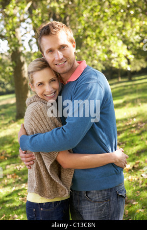Junges Paar posiert im park Stockfoto