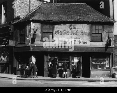 Charles Dickens. Die Old Curiosity Shop, Portsmouth Street, Lincoln es Inn Fields, London, England, ca. 1930er Jahre. Stockfoto