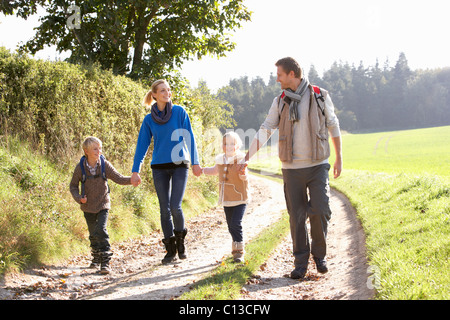 Junge Familie Wandern im park Stockfoto