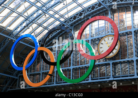 Großbritannien London St Pancras international Railway station die 2012 Olympischen Ringe Stockfoto