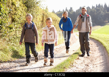 Junge Familie Wandern im park Stockfoto