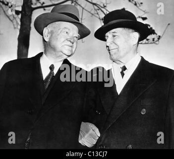 Von links, der ehemalige Präsident Herbert Hoover zog general Douglas MacArthur, auf Governors Island, New York, 1957 Stockfoto