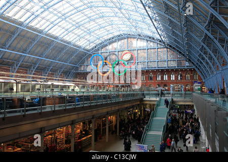Großbritannien London St Pancras international Railway station die 2012 Olympischen Ringe Stockfoto