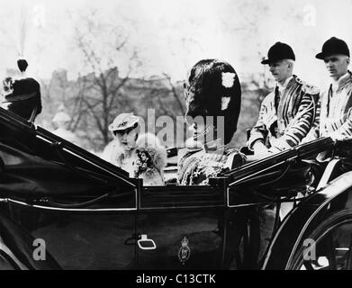 Britische königliche Familie. Mitte, von links: Königin Maud von Norwegen und Prinz Edward von Wales, (zukünftige Herzog von Windsor), im King George V silbernes Jubiläum, 1935. Stockfoto