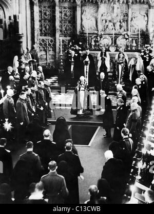 Britische königliche Familie. Zentrum, hinter der Krypta: Erzbischof von Canterbury William Cosmo Gordon lang Center rechts, am nächsten an der Krypta: König Edward VIII. von England, (zukünftige Herzog von Windsor), bei der Beerdigung des King George V, St.-Georgs-Kapelle, Windsor Castle, England, 29. Januar 1936. Stockfoto