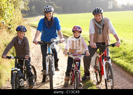 Junge Familie Pose mit Fahrräder im park Stockfoto