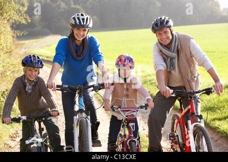 Junge Familie Pose mit Fahrräder im park Stockfoto