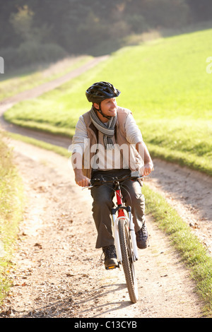 Junger Mann reitet auf seinem Fahrrad im park Stockfoto