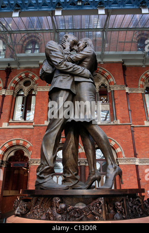 Großbritannien London St Pancras international Railway station den Treffpunkt Statue des Künstlers Paul Tag Stockfoto