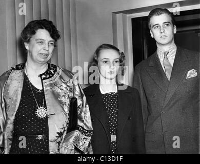 FDR Präsidentschaft. Von links: First Lady Eleanor Roosevelt, Frau Anne Lindsay Clark Rooselvelt, Ehemann John Aspinwall Roosevelt, ca. 1930er Jahre. Stockfoto