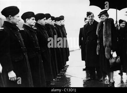 Dem zweiten Weltkrieg. First Lady Eleanor Roosevelt Bewertungen britische und amerikanische Fähre Piloten auf einem Air Transport Auxiliary Flugplatz, Great Britain, 1943. Stockfoto