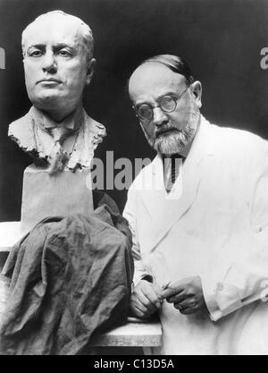Französischer Bildhauer Francois Cogne mit seiner Büste von Benito Mussolini, ca. 1929 Stockfoto