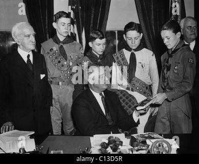 FDR Präsidentschaft. US-Präsident Franklin Delano Roosevelt präsentiert mit der 5,000,000th Kopie der Pfadfinder-Handbuch, 1935. Stockfoto