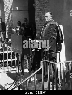 FDR Präsidentschaft. US-Präsident Franklin Delano Roosevelt eine Lieferadresse an das College of William and Mary nach nach Erhalt Ehrendoktorwürde, 20. Oktober 1934. Stockfoto