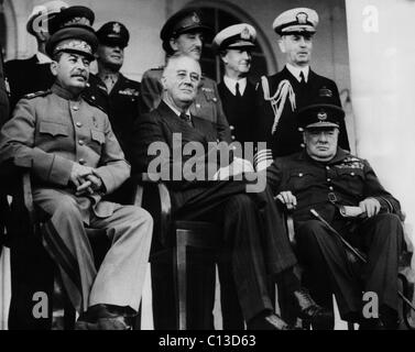 Dem zweiten Weltkrieg. Von links, vordere Reihe: sowjetische Premier Josef Stalin, US-Präsident Franklin Delano Roosevelt und der britische Premierminister Winston Churchill auf der Konferenz von Teheran. Hintere Reihe, von links von Stalin: US-General Henry Harley Arnold. Hintere Reihe, zweiter von rechts: britischen Admiral Sir Andrew Browne Cunningham. Hintere Reihe, ganz rechts: US-Admiral William Leahy Stockfoto