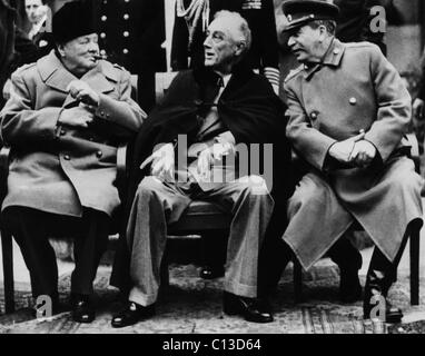 Dem zweiten Weltkrieg. Von links: britische Premierminister Winston Churchill, US-Präsident Franklin Delano Roosevelt und der sowjetische Premier Josef Stalin auf der Konferenz von Jalta, Februar 1945. Stockfoto