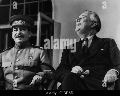 Dem zweiten Weltkrieg. Sowjetischen Ministerpräsidenten Josef Stalin und US-Präsident Franklin Delano Roosevelt auf der Veranda der russischen Botschaft in Teheran, 1943. Stockfoto