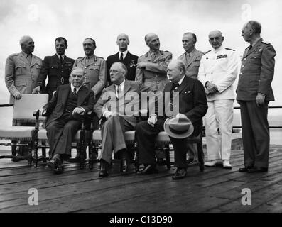 Dem zweiten Weltkrieg. Sitzend von links: W.L. Mackenzie King, Franklin Delano Roosevelt, Winston Churchill. Stehend von links: s. h. Arnold, Charles Portal, Alan Brooke, Ernest King, John Dill, Dudley Pound, William Leahy, im Rahmen der zweite Quebec Konferenz (Codename ACHTECK), Quebec City, Kanada, September 1944. Stockfoto
