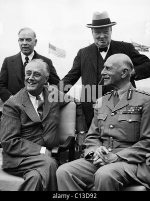 Dem zweiten Weltkrieg. Sitzend von links: US-Präsident Franklin Delano Roosevelt und der britische Generalmajor Alexander Cambridge, Earl of Athlone. Stehend von links: der kanadische Premierminister W.L. Mackenzie King, der britische Premierminister Winston Churchill im Rahmen der zweite Quebec Konferenz (Codename ACHTECK), Quebec City, Kanada, September 1944. Stockfoto