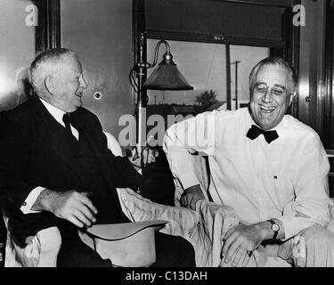 FDR Präsidentschaft. Vice President John Nance Garner mit US-Präsident Franklin Delano Roosevelt, etwa Anfang der 1940er Jahre. Stockfoto