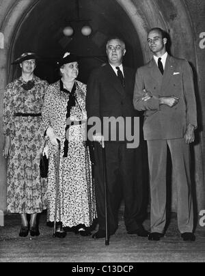 FDR Präsidentschaft. Von links: Sara Roosevelt, First Lady Eleanor Roosevelt, US Präsident Franklin Delano Roosevelt, James Roosevelt, bei St. James Episcopal Church, Hyde Park, NY, 1936. Stockfoto