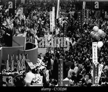 US-Wahlen. Am Podium, von links: US-Senator Thomas Eagleton und US-Senator George McGovern akzeptieren, die Kandidaturen für die US-Vizepräsident und US-Präsident bei der Democratic National Convention in Miami, Florida, Juli 1972. Stockfoto