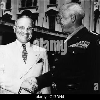 Präsident Harry Truman, Händeschütteln mit General George S. Patton Jr., 1945. Stockfoto