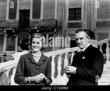 PRINCESS GRACE (Alias Grace Kelly) und Prinz RAINIER bieten amerikanische Fernsehzuschauer A schauen in MONACO, 1963 Stockfoto