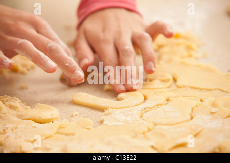 USA, Utah, Lehi, junge Womans Hände kneten Plätzchenteig Stockfoto