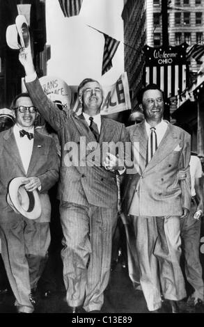 US-Wahlen. Von links: Philadelphia Magistrat und uns Progressive Partei Kongreßanwärter Joseph Rainey, Präsidentschaftskandidat (und ehemaliger Vice President) Henry A. Wallace und Kandidaten für die Vizepräsidentschaft (und US-Senator) Glen H. Taylor bei der progressiven Partei National Convention in Philadelphia, Pennsylvania, Juli 1948. Stockfoto