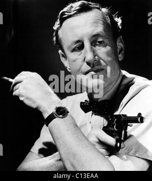 IAN FLEMING, Autor der James Bond Romane, in einer geeigneten Werbung darstellen, 1960er Jahre Stockfoto