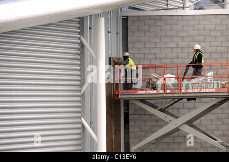 Errichtende Arbeit erfolgt auf der American Express Community Stadium, die neue Heimat von Brighton und Hove Albion Football Club Stockfoto