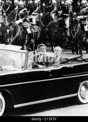 Von links: US-Präsident John F. Kennedy, der französische Präsident Charles De Gaulle in Paris, 31. Mai 1961 Stockfoto