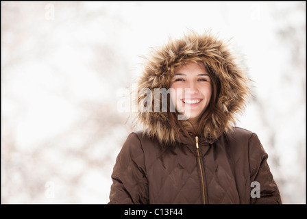 USA, Utah, Lehi, Porträt der jungen Frau mit Wintermantel im freien Stockfoto