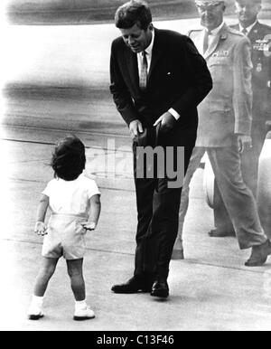 Präsident John F. Kennedy, durch seinen Sohn, John F. Kennedy, Jr., ca. 1963 Stockfoto