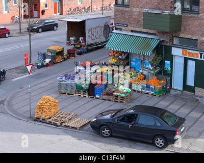 Obst-und Gemüsehändler Obst und Gemüse anzeigen außen Shop in Kopenhagen Stockfoto