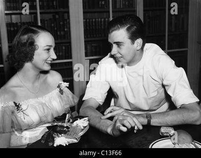 FDR Präsidentschaft. Anne Clark Roosevelt und John Roosevelt (Sohn von US-Präsident Franklin Delano Roosevelt) auf dem Kostüm Ball von Harvards Hasty Pudding Club, Boston, Massachusetts, ca. 1930er Jahre. Stockfoto