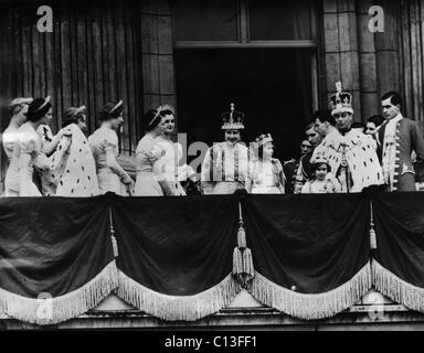 Britische königliche Familie. Vom Zentrum entfernt, l-r: British Queen Elizabeth (zukünftige Königin-Mutter), Zukunft britische Königin Prinzessin Elizabeth, Stockfoto