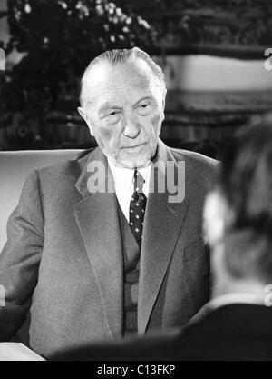 CBS Berichte, Bundeskanzler Konrad Adenauer im Gespräch mit Daniel Schorr, "Deutschland da Hitler: Adenauer Summen bis" (ausgestrahlt 6. Februar 1963), 1959- Stockfoto