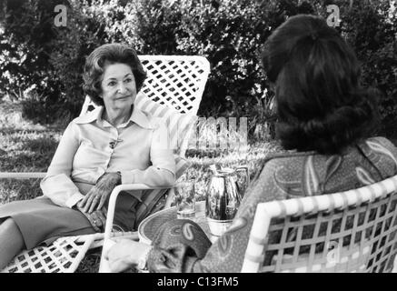 Ein Gespräch mit... von links: ehemalige First Lady Lady Bird Johnson im Gespräch mit ihrer Tochter Lynda Johnson Robb (21. Oktober 1982 ausgestrahlt). © Tagsüber/Courtesy Everett Collection Stockfoto