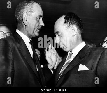 Lyndon b. Johnson. Mehrheitsführer im Senat (und späteren US-Präsidenten) Lyndon Johnson im Gespräch mit künftigen demokratischen Partei Präsidentschaftskandidaten Adlai Stevenson bei der Democratic National Convention in Chicago, Illinois, August 1956. Stockfoto