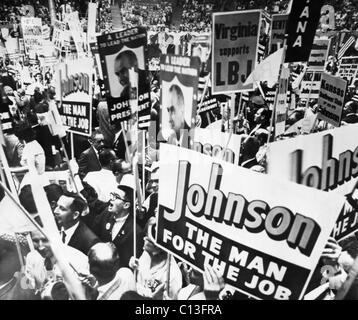 Lyndon b. Johnson. Die Delegierten unterstützen uns Senator (und späteren US-Präsidenten) Lyndon Johnson Rallye, wie US-Sprecher des Hauses Sam Rayburn ihn zum Präsidentschaftskandidaten ernennt, Democratic National Convention, Los Angeles, Kalifornien, Juli 1960. Stockfoto